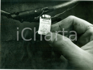 Fotografia d epoca originale 1985 ca GERMANIA Funzionario dogana controlla sigillo autocarro PEUGEOT Foto 1