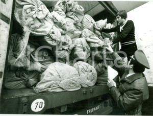 Fotografia d epoca originale 1985 ca LICHTENBUSCH Funzionari dogana controllano autocarro LKW FRUEHAUF 1