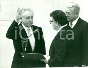 Fotografia d epoca originale 1987 BONN DE Ministro Oscar SCHNEIDER giura di fronte a Philipp JENNINGER Foto 1