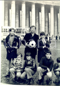 Fotografia d epoca originale 1960 ca ROMA Calciatore posa con bambini in piazza SAN PIETRO Fotografia 1