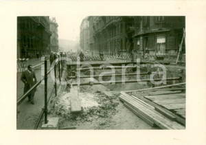 Fotografia d epoca originale 1959 MILANO Scavi per costruzione Linea 1 metropolitana in VIA DANTE Foto 12 x 9 1
