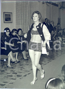 Fotografia d epoca originale 1960 ca MILANO MODA Modella sfila in bikini floreale con accappatoio Foto 1