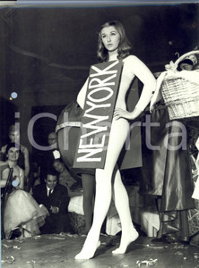 Fotografia d epoca originale 1960 ca MILANO MODA Modella sfila con cartello NEW YORK Foto 18 x 24 cm 1