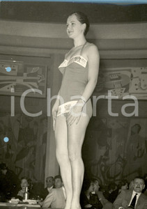 Fotografia d epoca originale 1960 ca MILANO MODA Modella sfila in costume intero con motivi egizi Foto 1