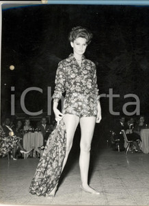 Fotografia d epoca originale 1960 ca MILANO MODA Modella sfila in completo estivo fantasia Fotografia 18x24 1