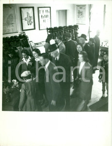 Fotografia d epoca originale 1955 ca VIGEVANO PV Visita ai laboratori dell Istituto RONCALLI Fotografia 1