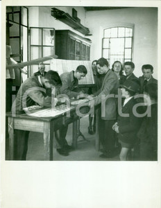 Fotografia d epoca originale 1955 ca VIGEVANO PV Visita ai laboratori dell Istituto RONCALLI Fotografia 1