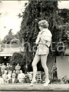 Fotografia d epoca originale 1960 STORIA DELLA MODA Modella sfila all aperto in shorts e pellicciotto Foto 1