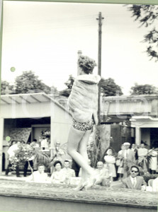 Fotografia d epoca originale 1960 STORIA DELLA MODA Modella sfila in costume e pellicciotto Foto 1