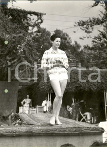 Fotografia d epoca originale 1960 STORIA DELLA MODA Modella all aperto in camicetta e shorts Foto 1