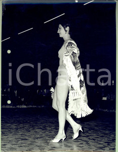 Fotografia d epoca originale 1960 STORIA DELLA MODA Modella sfila con mantella a frange Fotografia 1