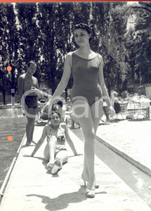 Fotografia d epoca originale 1960 ca MILANO STORIA DELLA MODA Modella in costume intero in piscina FERRUCCIO 1