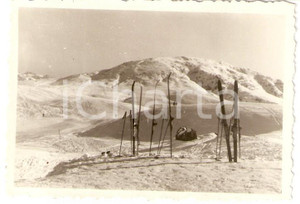 Fotografia d epoca originale 1945 MOGGIO LC Piani di ARTAVAGGIO Riposo dopo sciata Rifugio CASTELLI Foto 9x6 1