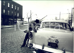 Fotografia d epoca originale 1973 CINEMA Attore fugge a un agguato con auto JAMECO Foto di scena 20 x 30 1