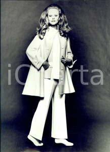 Fotografia d epoca originale 1970 ca STORIA DELLA MODA MILANO Modella in completo invernale con pantaloni 1
