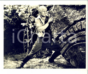 Fotografia d epoca originale 1970 ca CINEMA Attore Ron ELY solleva un pesante masso Foto di scena 1