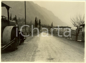Fotografia d epoca originale 1932 BERGAMO Strada Statale nÂ°42 del TONALE e della MENDOLA e trattore Foto 1
