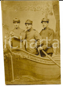 Fotografia d epoca originale 1917 PIACENZA 25° Fanteria Ufficiali ROSSI, PINZAN e CAMUSSO su finta nave Foto 1
