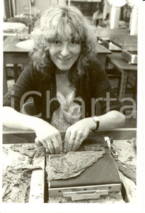 Fotografia d epoca originale 1984 STRASBURGO F Donna al lavoro nella manifattura dei SIGARI Fotografia 1