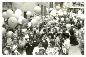 Fotografia d epoca originale 1991 BASILEA Primo SCIOPERO DONNE SVIZZERE  Palloncini e striscioni Fotografia 1