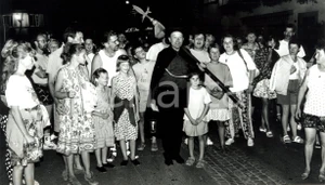 Fotografia d epoca originale 1983 EGUISHEIM F Veilleur de nuit cÃ©lÃ¨bre 25 Anniversaire avec villageois Photo 1