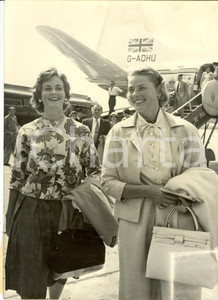Fotografia d epoca originale 1958 PARIS F LE BOURGET Ingrid BERGMAN et sa fille Jenny Photographie 1