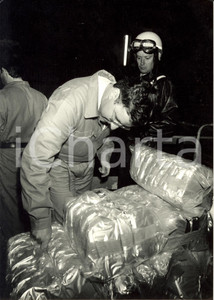 Fotografia d epoca originale 1985 ca MULHOUSE F Tre tonnellate di hashish sequestrate e bruciate Foto 1
