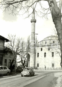 Fotografia d epoca originale 1985 ca PRISTINA Kosovo La piÃ¹ antica Moschea Minareto ZASTAVA 600 Foto 1