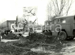Fotografia d epoca originale 1982 STRASBURGO F STRACEL Cellulosa  Operaio sciopero mostra striscione Foto 1