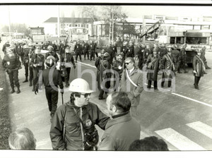 Fotografia d epoca originale 1985 ca STRASBURGO F Polizia seda scontri sciopero STRACEL Cellulosa Foto 1