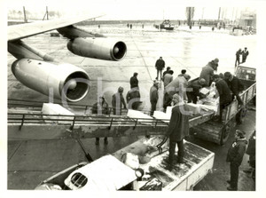 Fotografia d epoca originale 1990 TIMISOARA Romania Aiuti Umanitari scaricati dall aereo Fotografia 1