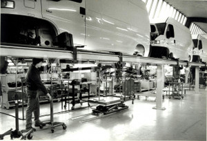 Fotografia d epoca originale 1980 ca SENTHEIM F DANGEL Fabbrica automobilistica  Operai e furgoni Foto 1