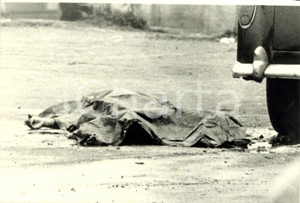 Fotografia d epoca originale 1988 BELFAST Conflitto NORDIRLANDESE Cadavere soldato britannico coperto da telo 1