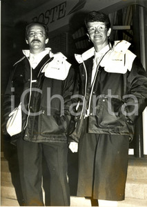 Fotografia d epoca originale 1988 OSTHEIM F Postini posano con le nuove divise LA POSTE Fotografia 1