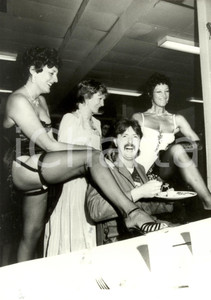 Fotografia d epoca originale 1983 DAGENHAM UK Artisti Compagnia dell Opera  Mensa fabbrica FORD Foto 1