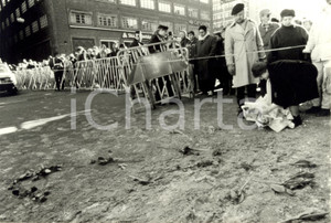 Fotografia d epoca originale 1986 STOCCOLMA Barricate e rose sul luogo dell omicidio di Olof PALME Foto 1