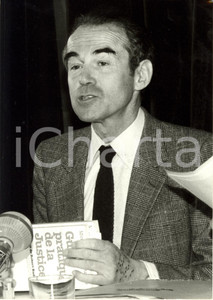 Fotografia d epoca originale 1984 PARIS F Robert BADINTER confÃ©rence avec Guide pratique de Justice Photo 1