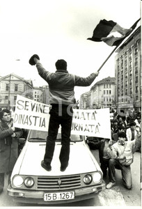 Fotografia d epoca originale 1989 BUCAREST ROMANIAN REVOLUTION Manifestanti bandiera e striscioni esultano 1