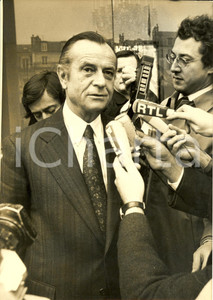 Fotografia d epoca originale 1977 PARIGI F Eliseo  Jean LECANUET risponde ai giornalisti Fotografia 1
