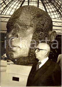 Fotografia d epoca originale 1976 PARIS F Salon COMPARAISONS Edgar FAURE buste geant Georges OUDOT Photo 1
