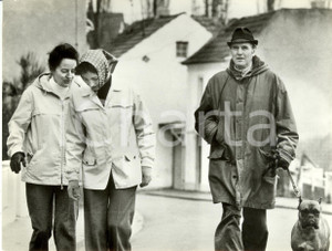 Fotografia d epoca originale 1975 ca GERMANIA Karl CARSTENS passeggia con moglie Veronica figlia e cane Foto 1