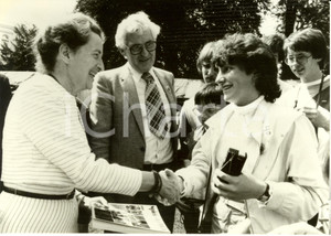 Fotografia d epoca originale 1983 GERMANIA Veronica CARSTENS moglie Karl premia studentessa Daniela WETSCH 1
