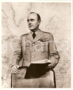 Fotografia d epoca originale 1955 ca MARLY FRANCE General Alfred GRUENTHER Chief of SHAPE Portrait with map 1