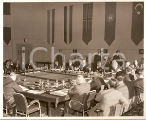 Fotografia d epoca originale 1952 PARIS NATO North Atlantic Council Meeting in progress Ole Bjorn KRAFT Photo 1