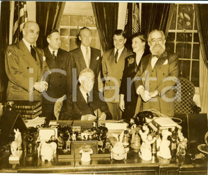 Fotografia d epoca originale 1945 WASHINGTON USA Franklin Delano ROOSEVELT accepts Jo DAVIDSON s medal Photo 1