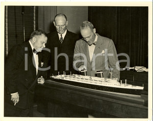 Fotografia d epoca originale 1950 ca WASHINGTON USA John FRANKLIN with model of largest passenger liner 1