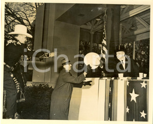 Fotografia d epoca originale 1948 WASHINGTON USA George LUCKEY of CALIFORNIA gives cowboy hat to Harry TRUMAN 1
