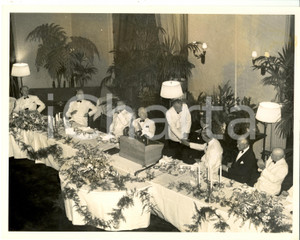 Fotografia d epoca originale 1949 WASHINGTON Alberto TARCHIANI stringe mano George MARSHALL Cena di gala Foto 1