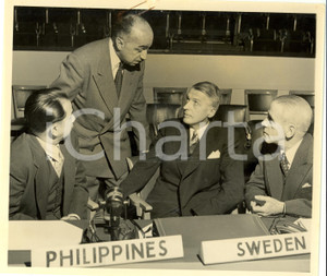 Fotografia d epoca originale 1951 PARIS Alexis KIROU Svon GRAFSTRON Octavio MALOSOS e Enrique GOYTISOLO Foto 1