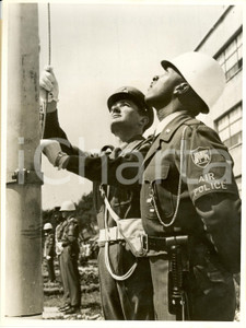 Fotografia d epoca originale 1954 NAPOLI FORZE ALLEATE SUD EUROPA Militari issano bandiera nella nuova sede 1